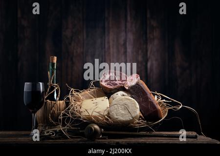 Assortiment de fromages faits maison, saumi sur table en bois avec fond en bois. Gros plan Banque D'Images