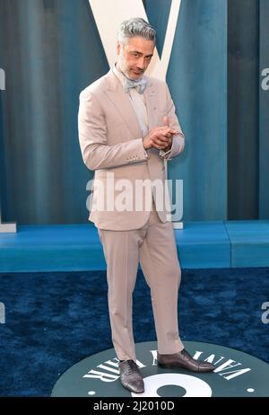 27th mars 2022, Los Angeles, États-Unis. Taika Waititi participant à la Vanity Fair Oscar Party 2022, Wallis Annenberg Centre for the Performing Arts, Los Angeles. Crédit : Doug Peters/EMPICS/Alamy Live News Banque D'Images