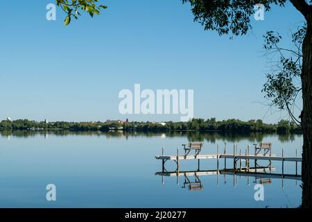 Un quai pour bateaux accueillant se reflète dans l'eau vivivitreux du lac Irving, le premier lac sur le fleuve Mississippi, avec Bemidji, Minnesota, le meilleur 2018 Banque D'Images