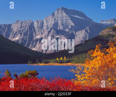 Lac SwiftCurrent et Mont Gould dans le parc national des Glaciers Banque D'Images