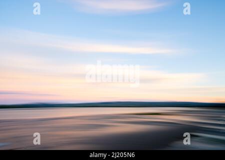 Photographie à l'aube ou au crépuscule, avec effet de peinture et impressionnisme en bord de plage. Banque D'Images