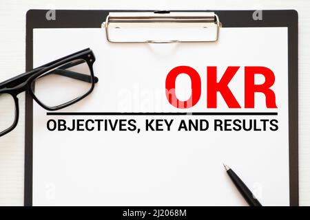 Objectif Résultats clés texte OKR dans le bloc-notes de bureau. Vue de dessus Banque D'Images