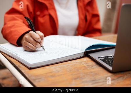 De longues heures de travail pour mon avenir. Photo d'un étudiant méconnaissable étudiant à l'université. Banque D'Images