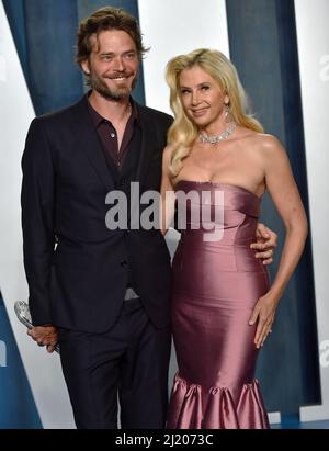 Beverly Hills, États-Unis. 28th mars 2022. Mira Sorvino (R) et son mari Christopher Backus arrivent pour la Vanity Fair Oscar Party au Wallis Annenberg Center for the Performing Arts à Beverly Hills, Californie, le dimanche 27 mars 2022. Photo de Chris Chew/UPI crédit: UPI/Alay Live News Banque D'Images