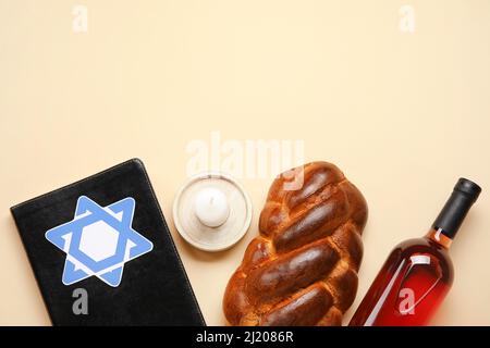 Torah avec pain traditionnel de challah, bouteille de vin et bougie sur fond clair. Shebbat Shalom Banque D'Images