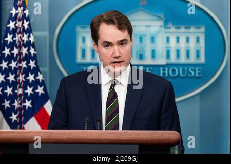 Washington, États-Unis. 28th mars 2022. Le secrétaire de presse adjoint, Andrew Bates, prend la parole lors d'un point de presse dans la salle de presse de la Maison Blanche. Crédit : SOPA Images Limited/Alamy Live News Banque D'Images