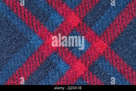 Échantillon de tissu motif écossais rouge et bleu. Gros plan sur la nuance de couleur directement au-dessus. Banque D'Images