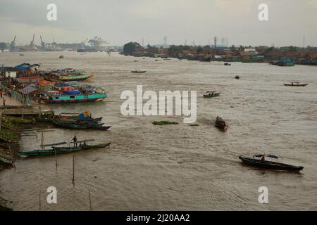 La rivière Musi est vue depuis le pont d'Ampera à Palembang, Sumatra Sud, Indonésie. Palembang est considéré comme la première capitale de l'empire Srivijaya qui a prospéré entre 7th et 11th siècles. I-Tsing (Yijing), un moine chinois du siècle 7th qui a voyagé la route maritime de la soie pour atteindre l'Inde pour apprendre le bouddhisme est resté plusieurs fois à Srivijaya. 'Bhoga la capitale était sur la rivière bhoga, et c'était le principal port de commerce avec la Chine, une navigation régulière entre elle et Kwang-tung (Guangzhou, Guangdong) étant dirigé par un marchand perse. La distance entre Kwang-tung et bhoga était d'environ vingt jours Banque D'Images