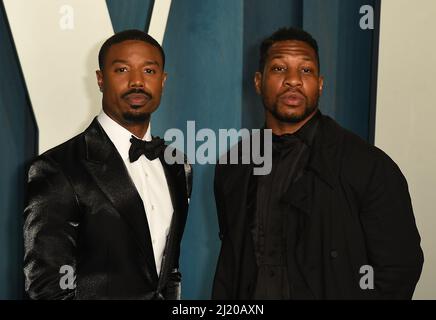 Michael B. Jordan, Jonathan Majors assistent à la Vanity Fair Oscar Party 2022 au Wallis Annenberg Center for the Performing Arts le 27 mars 2022 à Beverly Hills, Californie. Photo : Casey Flanigan/imageSPACE Banque D'Images