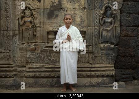 Portrait d'un bhikkuni à Banteay Prei Nokor à Kampong Cham, Cambodge. Quelques érudits ont considéré Kompong Cham, connu sous le nom d'Indrapura dans les périodes pré-Angkor, le centre de l'ancien royaume de Chenla. Une légende du 9th siècle, parlée et écrite par Sulaiman, un marchand arabe, racontait une histoire sur le roi de Chenla, décapité par un maharaja de Sabag (Srivijaya). Le raid aurait eu lieu en 790 A.D. Douze ans plus tard (802 A.D.), le roi Jayavarman II de Chenla (régna de 790 à 835) déclara 'l'indépendance' de 'Java', à l'origine de l'ancien royaume khmer qui a construit Angkor Wat plus tard. Banque D'Images