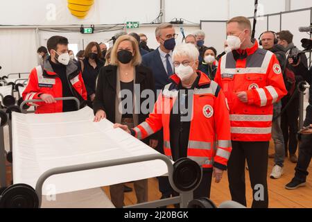 24.03.2022, Allemagne, Berlin, Berlin - abris d'urgence DRK pour les réfugiés de guerre ukrainiens sur le tarmac de l'ancien aéroport de Berlin Tegel. Président de Banque D'Images