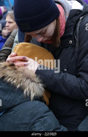 06.03.2022, Pologne, Podkarpackie, guerre de Mlyny - Ukraine: Coordination pour les voyages des réfugiés ukrainiens, triste garçon dans les bras de sa mère à la place Banque D'Images