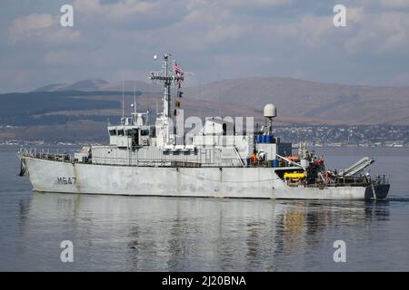 FS l'aiguille (M647), chasseur de mines de classe Eridan (tripartite) exploité par la Marine française, passant Greenock sur le Firth de Clyde. Le navire était en voyage de départ après une visite du port dans la ville de Glasgow. Banque D'Images