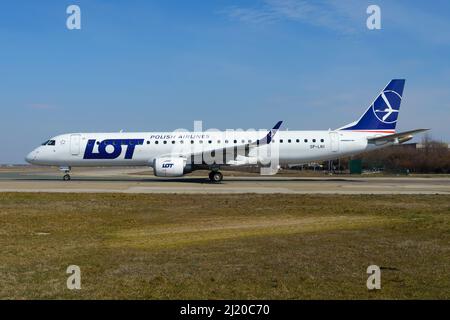 LOT Polish Airlines Embraer 195 avion de transport en taxi avant le départ à Varsovie, Pologne. Avion E195 de LOT polonais (Polskie Linie Lotnicze). Banque D'Images