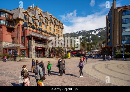 Le village de Whistler le jour du printemps avec les skieurs du mont Whistler. Banque D'Images