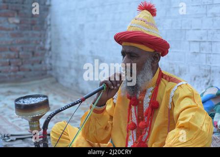 27 mars 2022, Lahore, Punjab, Pakistan: Les dévotés pakistanais et les Malangs assistent au festival annuel des lumières de l'Ours de trois jours 434th au sanctuaire du Soufi musulman saint Shah Hussain, connu sous le nom de Madho Lal Hussain à Lahore. Le festival annuel de 3 jours a eu lieu au sanctuaire de Madhu Lal à l'occasion de son anniversaire de naissance de 434th. Mela Charaghan a sa propre importance dans l'histoire de Lahore, car il a été un plus grand festival de Lahore dans quelques temps.le festival a été commencé avec le festival saisonnier Baisakhi dans les temps anciens. Des dispositions de sécurité infaillibles ont été prises pour les dévotés. Le dernier jour de l'Ours Banque D'Images