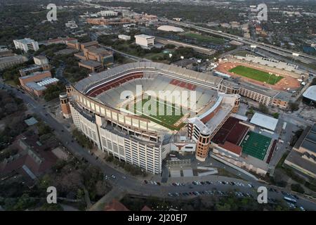 Une vue aérienne du Darrell K Royal-Texas Memorial Stadium sur le campus de l'Université du Texas, jeudi 24 mars 2022, à Austin. Texte le stadiu Banque D'Images