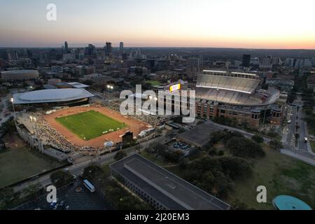 Une vue aérienne du stade Mike A. Myers sur le campus de l'Université du Texas, vendredi 25 mars 2022, à Austin. Tex. le stade est la maison de Th Banque D'Images