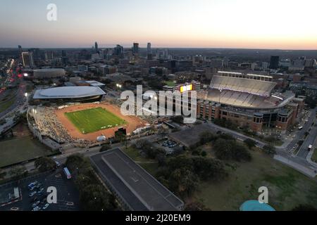 Une vue aérienne du stade Mike A. Myers sur le campus de l'Université du Texas, vendredi 25 mars 2022, à Austin. Tex. le stade est la maison de Th Banque D'Images