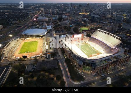 Une vue aérienne du Darrell K Royal-Texas Memorial Stadium, du Mike A. Myers Soccer and Track Stadium et du Moody Center sur le campus de l'Université de T. Banque D'Images