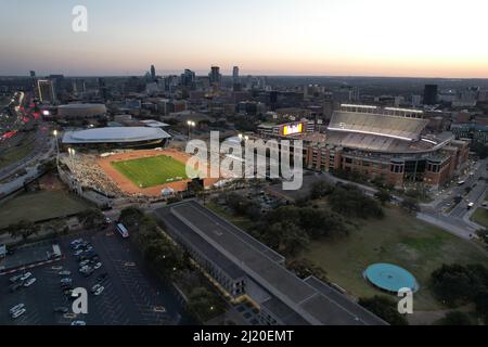 Une vue aérienne du stade Mike A. Myers sur le campus de l'Université du Texas, vendredi 25 mars 2022, à Austin. Tex. le stade est la maison de Th Banque D'Images