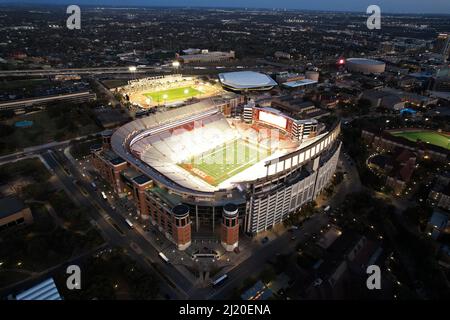 Une vue aérienne du Darrell K Royal-Texas Memorial Stadium, du Mike A. Myers Soccer and Track Stadium et du Moody Center sur le campus de l'Université de T. Banque D'Images