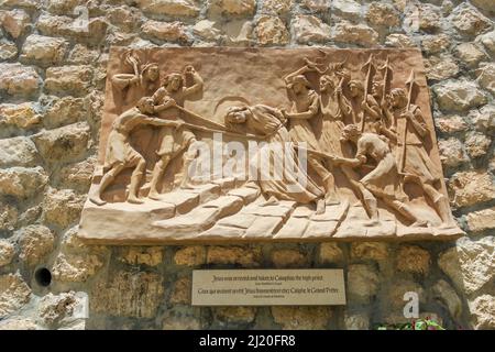 Le soulagement de cette plaque à Jérusalem, Israël, montre que Jésus-Christ est emmené à Caiapahas le souverain Sacrificateur par des soldats romains après son arrestation. Banque D'Images