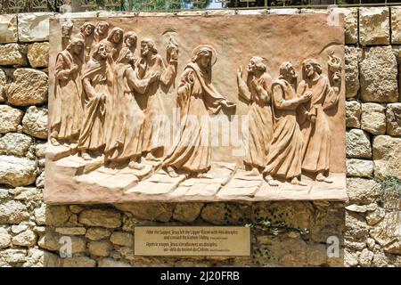 Le relief de cette plaque à Jérusalem, Israël, dépeint Jésus Christ traversant la vallée du Kidron avec ses disciples après la Cène. Banque D'Images