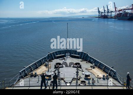 BRISBANE, Australie (25 mars 2022) – le sous-marin de classe Emory S. Land USS Frank Cable (AS 40) part de Brisbane, Australie, après une visite prévue du port, en mars 25. Frank Cable est actuellement en patrouille pour la maintenance et la logistique des expéditions à l'appui de la sécurité nationale dans la zone d'opérations de la flotte américaine 7th. Banque D'Images