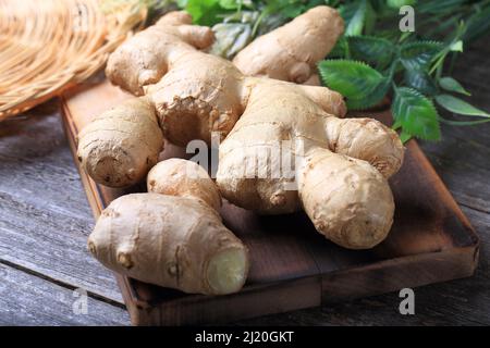 Racine de gingembre frais sur la planche à découper en bois Banque D'Images