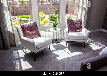 Deux chaises blanches et une table Octagon dans la chambre principale Banque D'Images