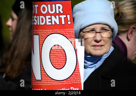 Femme à la manifestation anti-guerre et au défilé anti-Bush, une avec son visage complet Banque D'Images