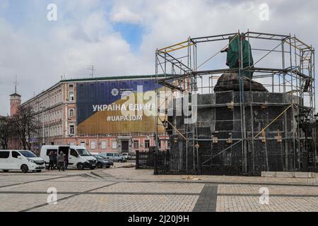 Le monument à Hetman de l'hôte Zaporozhian Bohdan Khmelnytskyi sur la place Sofiiska est protégé par une construction spéciale contre les dommages qui peuvent être causés par les possibles bombardements russes, Kiev, capitale de l'Ukraine, le 27 mars 2022. Photo de Pavlo Bagmut/Ukrinform/ABACAPRESS.COM Banque D'Images