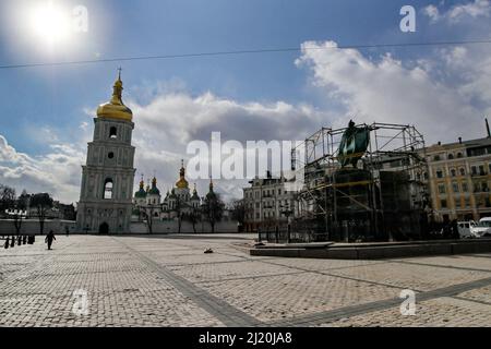 Le monument à Hetman de l'hôte Zaporozhian Bohdan Khmelnytskyi sur la place Sofiiska est protégé par une construction spéciale contre les dommages qui peuvent être causés par les possibles bombardements russes, Kiev, capitale de l'Ukraine, le 27 mars 2022. Photo de Pavlo Bagmut/Ukrinform/ABACAPRESS.COM Banque D'Images