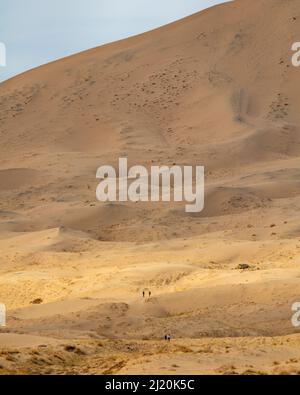Les dunes de sable Kelso en Californie pendant l'automne avec des randonneurs en vue de l'échelle. Banque D'Images