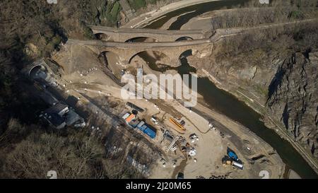 Altenahr, Allemagne. 25th mars 2022. Devant le tunnel d'Altenahr, les travaux de construction sont en plein essor sur la route du vin rouge, qui traverse la vallée de l'Ahr (vue aérienne prise par drone). L'inondation de juillet 2021 a complètement balayé la route pittoresque (B 267) près d'Altenahr à côté d'un tunnel. (À dpa : route du vin rouge dans la zone d'inondation d'Ahr, qui ne peut être passé que tout au long de l'été). Crédit : Thomas Frey/dpa/Alay Live News Banque D'Images