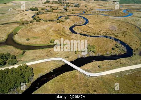 Pont traversant la rivière Taieri, près de Patearoa, Maniototo, Central Otago, South Island, Nouvelle-Zélande - antenne Banque D'Images