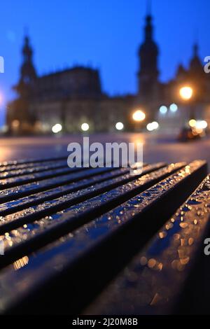 Dresde, Allemagne. 29th mars 2022. Un banc est mouillé avec des gouttes de pluie le matin sur la Theaterplatz en face de la Hofkirche et de Hausmannsturm. Credit: Robert Michael/dpa-Zentralbild/dpa/Alay Live News Banque D'Images