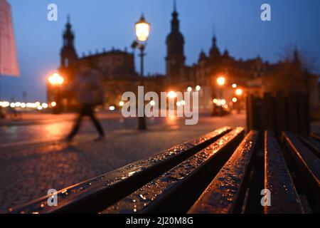 Dresde, Allemagne. 29th mars 2022. Un banc est mouillé avec des gouttes de pluie le matin sur la Theaterplatz, en face de la Hofkirche (l), du Hausmannsturm et de la Residenzschloss. Credit: Robert Michael/dpa-Zentralbild/dpa/Alay Live News Banque D'Images