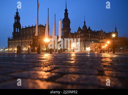 Dresde, Allemagne. 29th mars 2022. La Theaterplatz avec la Hofkirche (l), la Hausmannsturm (M) et la Residenzschloss sont vides le matin. Credit: Robert Michael/dpa-Zentralbild/dpa/Alay Live News Banque D'Images