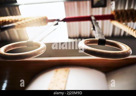 Où les muscles sont faits. Coup de bague de gymnastique dans une salle de gym sans personne. Banque D'Images