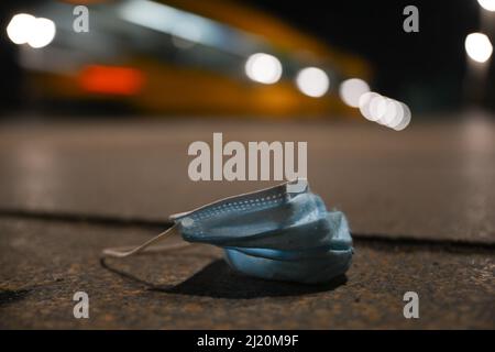 Dresde, Allemagne. 29th mars 2022. Un masque chirurgical se trouve sur le sentier du pont Augustus le matin. Credit: Robert Michael/dpa-Zentralbild/dpa/Alay Live News Banque D'Images