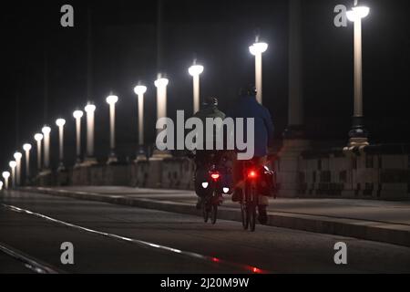 Dresde, Allemagne. 29th mars 2022. Le matin, les cyclistes se baladent sur le pont Augustus rénové, le long de lampes LED. Credit: Robert Michael/DPA-Zentralbild/dpa/Alay Live News Banque D'Images