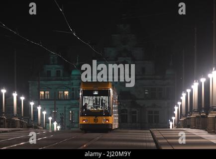 Dresde, Allemagne. 29th mars 2022. Un tramway de la Dresdner Verkehrsbetriebe (DVB) conduit le matin sur le pont Augustus rénové le long de lampes LED. Credit: Robert Michael/DPA-Zentralbild/dpa/Alay Live News Banque D'Images