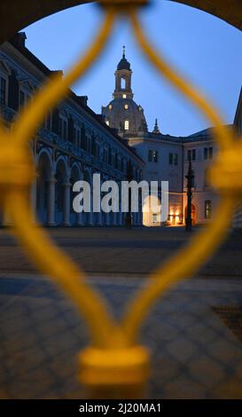 Dresde, Allemagne. 29th mars 2022. Vue le matin à travers la porte fermée dans la cour stable jusqu'à la Frauenkirche illuminée. Credit: Robert Michael/dpa-Zentralbild/dpa/Alay Live News Banque D'Images