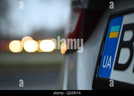 Dresde, Allemagne. 29th mars 2022. Une voiture avec une plaque d'immatriculation d'Ukraine est garée dans le centre-ville le matin. Credit: Robert Michael/dpa-Zentralbild/dpa/Alay Live News Banque D'Images