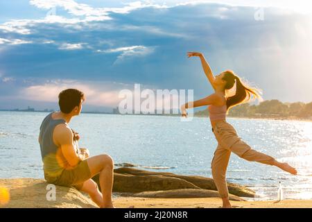Les jeunes mariés qui apprécient leur lune de miel à la plage sous le soleil d'été - photo de stock Banque D'Images