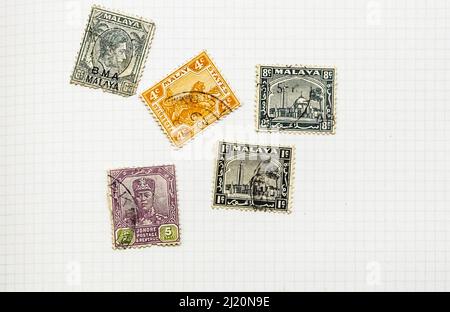 Timbres d'époque de Malaya maintenant la Malaisie dans une collection d'albums de timbres Banque D'Images