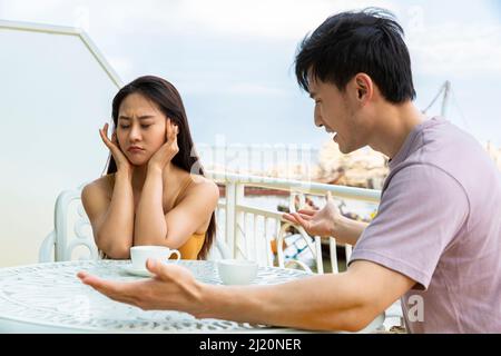 Deux amoureux se disputant dans un restaurant en bord de mer - photo de stock Banque D'Images