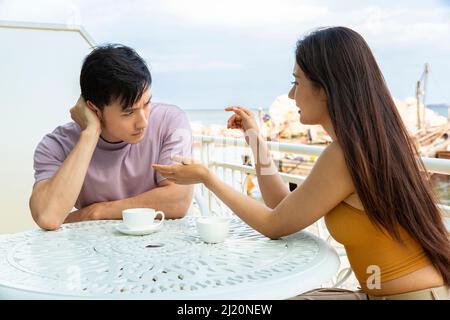 Couple se disputant au restaurant Ocean View - photo de stock Banque D'Images